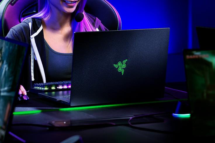 Razer prilagodite svoju oštricu 16 jedna boja laptop T26R87