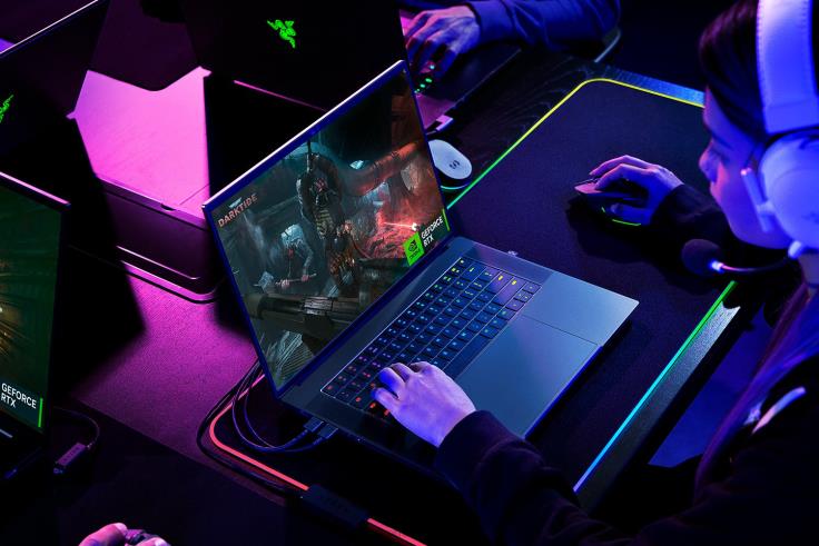 Razer prilagodite svoju oštricu 16 jedna boja laptop T26R87